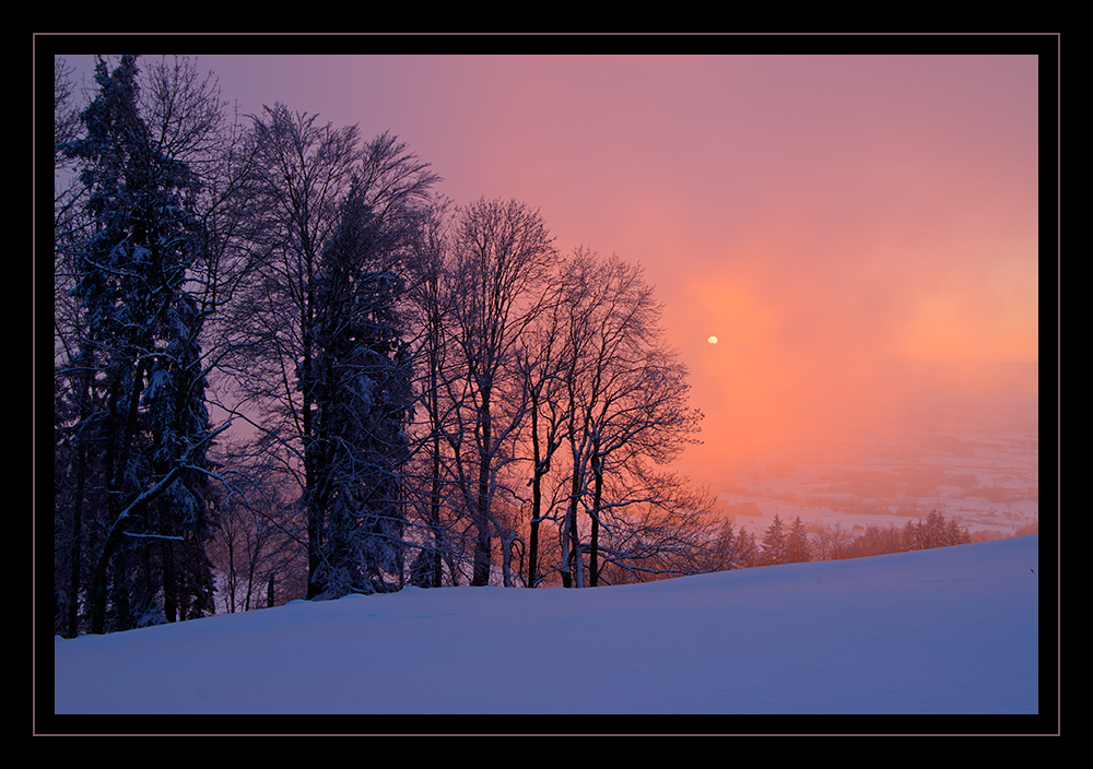 Das Abendrot spiegelt sich im Schnee