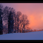 Das Abendrot spiegelt sich im Schnee